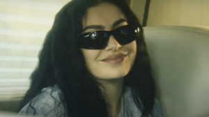 Η Charli XCX πρωταγωνιστεί στην ταινία The Moment