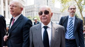 Ο Τραμπ έδωσε χάρη στον Βρετανό δισεκατομμυριούχο Τζο Λιούις