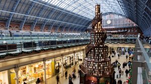 Λονδίνο: Το χριστουγεννιάτικο δέντρο του St. Pancras φωτίζει τα όνειρα μικρών ασθενών