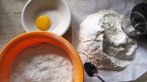 Κέικ μελιού με καρύδια, ολόκληρα αχλάδια και αρωματικό σιρόπι