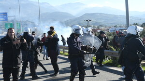 Ένταση στην Πάτρα – Μπλόκο της ΕΛΑΣ στους αγρότες πριν τη γέφυρα Ρίου-Αντιρρίου