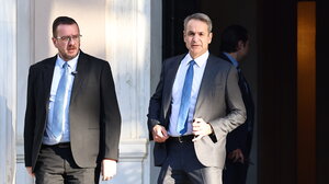 Ανταλλαγές δώρων στο Μαξίμου μεταξύ Μητσοτάκη και βουλευτών 