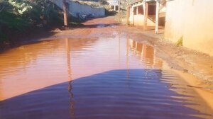 Περιμένουν δύο εβδομάδες να... φύγουν τα νερά από τον δρόμο