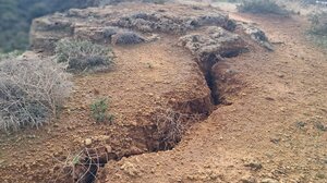 Μεγάλο ρήγμα εμφανίστηκε πάνω από σπηλιά στα Χανιά