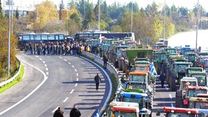 Σταθμός Ευζώνων: Έκλεισαν τα σύνορα οι αγρότες, μπλόκο σε όσους μπαίνουν στη χώρα