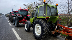Λάρισα: Στις επάλξεις οι αγρότες παρά την κακοκαιρία - Χιλιάδες τρακτέρ στους δρόμους