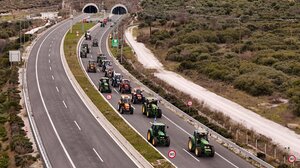 Αγρότες: Ημέρα αναδιάταξης στα μπλόκα για τη διέλευση των εκδρομέων