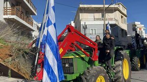 Νέα μηχανοκίνητη πορεία των αγροτών στο Ρέθυμνο - Πέταξαν άχυρα και χώματα, είχαν και φέρετρο!