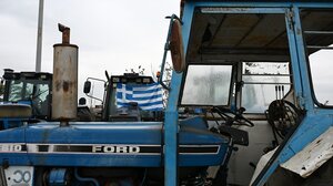 Σε θέση μάχης οι αγρότες – Κλειστοί δρόμοι, χιλιάδες τρακτέρ και νέες αποφάσεις στα οδοφράγματα