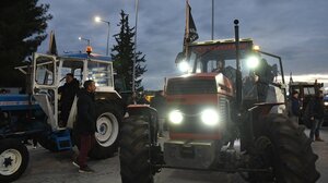 Αγρότες: Παραμένουν στο μπλόκο της Νίκαιας - Κλειστή η εθνική οδός Αθηνών - Θεσσαλονίκης