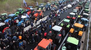 Λαμία: Οι αγρότες έκλεισαν τον κόμβο του Μπράλου