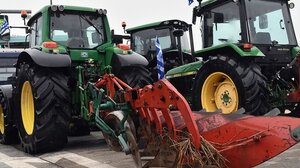 Στα μπλόκα παραμένουν οι αγρότες στη δυτική Θεσσαλία - Αποφασίζουν και άλλες μορφές δράσεων