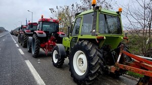 Φουντώνει η εξέγερση των αγροτών: Μπλόκα ξεφυτρώνουν σε όλη τη Βόρεια Ελλάδα