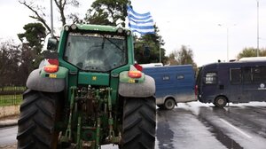 Αγρότες: Ένταση μεταξύ αστυνομικών με παραγωγό που όργωνε χωράφι κοντά στα «Πράσινα Φανάρια»