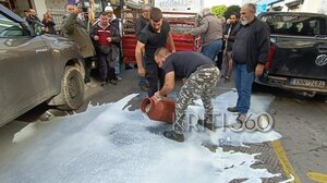 Αγρότες έχυσαν γάλα έξω από τη ΔΟΥ Χανίων 