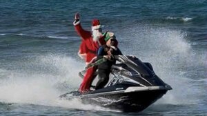 Ηράκλειο: ο Άι Βασίλης έφθασε με τζετ- σκι για τα παιδιά των λιμενικών