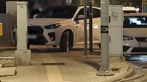 "Παρκάρουν σε διαβάσεις και πεζοδρόμια" -Απροσπέλαστη η Λ. Δημοκρατίας για ΑμεΑ