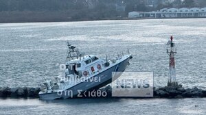 Βόλος: Σκάφος του Λιμενικού «καρφώθηκε» πάνω στον κυματοθραύστη (video)