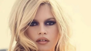 Μπαρντό: Οι φωτογραφίες στη Βουλιαγμένη και η έκπληξη όταν της ζήτησαν να πληρώσει το ξενοδοχείο