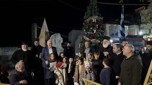 Φωταγωγήθηκε το χριστουγεννιάτικο δέντρο στην Άνω Βιάννο