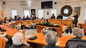 Όταν οι γενιές συναντιούνται: Μαθητές Δημοτικού και μέλη του ΚΑΠΗ Γαζίου σε μια ξεχωριστή χριστουγεννιάτικη δράση