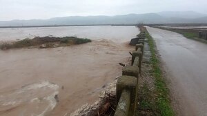 Κακοκαιρία Byron: Δρόμοι... ποτάμια μετά την υπερχείλιση του Ενιπέα