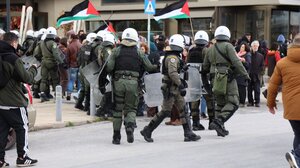 Χανιά: Απώθησαν τους διαδηλωτές, φυγάδευσαν τους Ισραηλινούς τουρίστες του Crown Iris