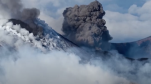 Η χιονισμένη Αίτνα «ξύπνησε» ξανά εκτοξεύοντας τέφρα και καπνό