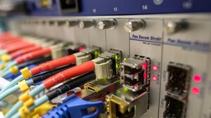 Οι οπτικές ίνες, τα σπασμένα πεζοδρόμια, οι ζημιές στα αυτοκίνητα και η περιοχή που ασφυκτιά