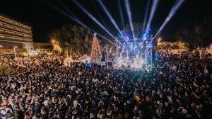 Ένα διαφορετικό άναμμα χριστουγεννιάτικου δέντρου...