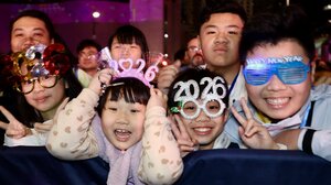 Χονγκ Κονγκ: Καλωσόρισε τη νέα χρονιά χωρίς πυροτεχνήματα λόγω πένθους για την πολύνεκρη φωτιά στο Wang Fuk Court