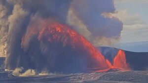 Χαβάη: «Ξύπνησε» το ηφαίστειο Κιλαουέα - Εντυπωσιακοί πίδακες λάβας «καταπίνουν» κάμερα που κατέγραφε την έκρηξη