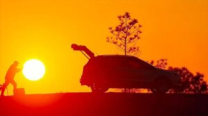 "Έβαλε" το ηλιοβασίλεμα στο πορτ μπαγκάζ και ... έφυγε!