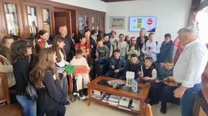 Μαθητές του 2ου Δημοτικού Σχολείου Μοιρών επισκέφθηκαν το Δημαρχείο Φαιστού για τα Χριστουγεννιάτικα κάλαντα