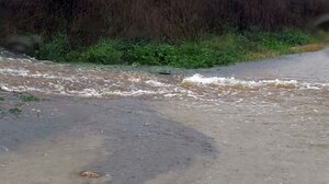 Κακοκαιρία Byron: Κινδύνευσαν τουρίστες και κάτοικοι από υπερχείλιση ποταμού στη Φοινικούντα