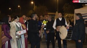 Αγρότες: Κάλαντα πριν από την αναδιάταξη των τρακτέρ - Ενεργά τα μπλόκα σε Κάστρο και Θήβα