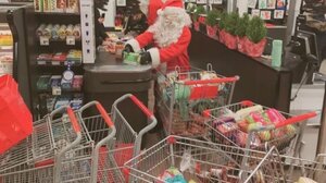 Άγιοι Βασίληδες και ξωτικά "ξάφρισαν" σούπερ μάρκετ στο Μόντρεαλ και τα δώρισαν στον κόσμο