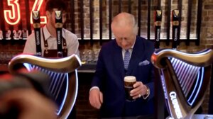 Ο βασιλιάς Κάρολος σέρβιρε draught μπύρες σε παμπ του Λονδίνου