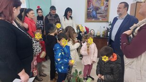 Μέρα χαράς και ευχών για τον δήμαρχο Μινώα Πεδιάδας: Μικροί μαθητές έψαλαν τα κάλαντα