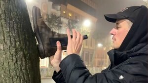 Άνοιξε μπουκάλι κρασί με… μπότα και έγινε viral - Βίντεο