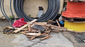 Άφησαν στη μέση του δρόμου ξύλα με γυμνά καρφιά!