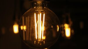 Κανείς δεν αντικαθιστά την καμένη λάμπα στην πλατεία