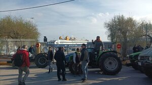 Διαμαρτυρία αγροτών στην Λέσβο – Απέκλεισαν την είσοδο του λιμανιού της Μυτιλήνης