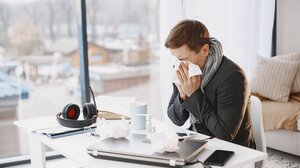 Γρίπη: «Καμπανάκι» από ειδικούς για τις γιορτές – Ποιοι κινδυνεύουν και πώς