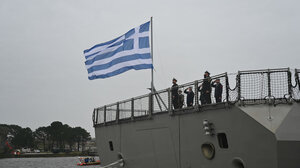 Η ελληνική σημαία υψώθηκε στη φρεγάτα «Κίμων»: Πως αλλάζει τους όρους στο Αιγαίο η πρώτη ελληνική Belharra