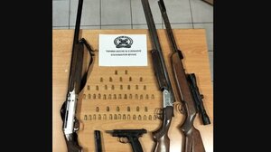 Εντοπίστηκε οπλοστάσιο σε οικία στην Φυλή – Τρεις συλλήψεις για παράβαση περί όπλων
