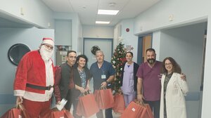 Μοίρασαν δώρα και πολλές ευχές στις παιδιατρικές κλινικές του ΠαΓΝΗ