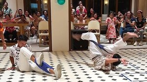 Θαμώνες πάρτι προσπαθούν να βάλουν το... βρακί τους χωρίς χέρια! - Βίντεο