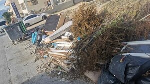 Πάνω από ένα μήνα παραμένουν τα ογκώδη σκουπίδια στην οδό Παύλου Μελά