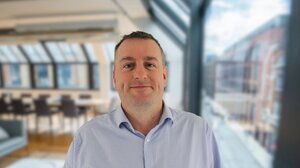 Αυτός είναι ο Βρετανός που νάρκωνε και βίαζε τη σύζυγό του μαζί με άλλους 5 - Θυμίζει «υπόθεση Πελικό»